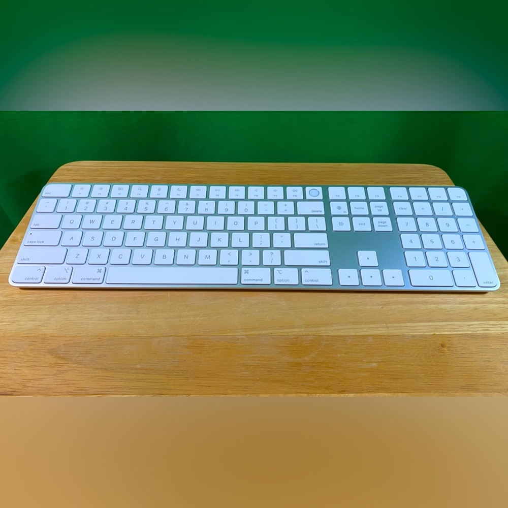 Magic Keyboard with Touch ID and Numeric Keypad - US English - White Keys